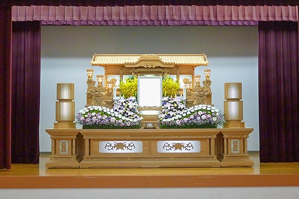 華やかな生花祭壇